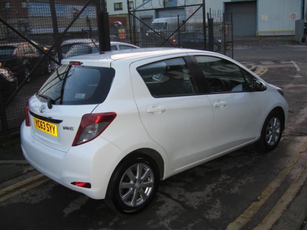 2013 Toyota Yaris 1.0 VVT-i TR image 3
