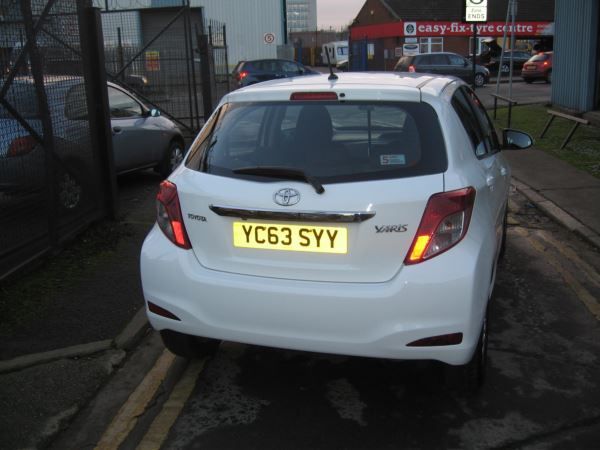 2013 Toyota Yaris 1.0 VVT-i TR image 4