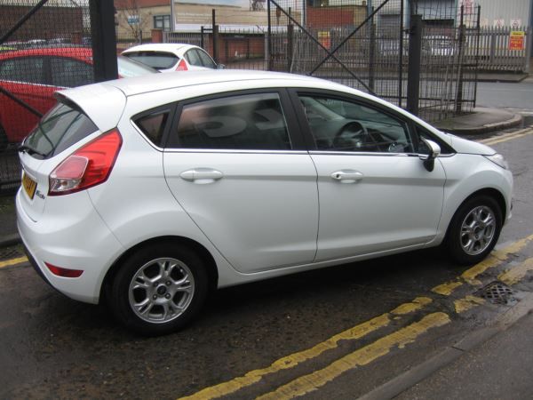 2014 Ford Fiesta 1.6 TDCi Zetec image 4