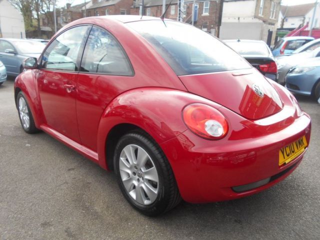 2010 Volkswagen Beetle 1.9 TDI 3d image 2