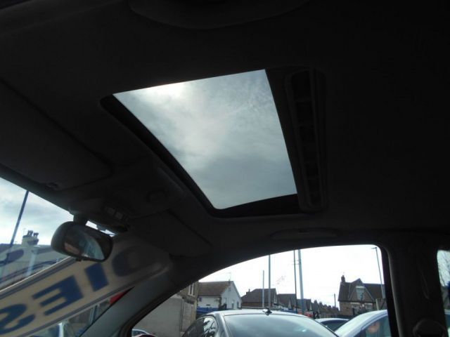 2010 Volkswagen Beetle 1.9 TDI 3d image 8