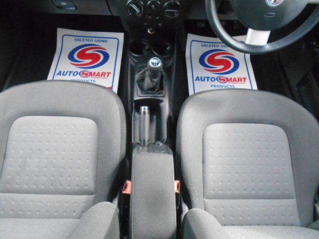 2010 Volkswagen Beetle 1.9 TDI 3d image 10