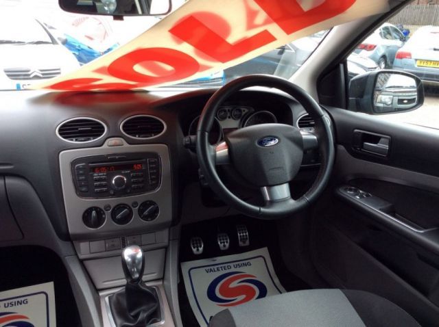 2010 Ford Focus 1.6 Zetec S 5d image 6