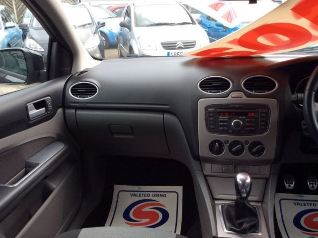 2010 Ford Focus 1.6 Zetec S 5d image 7