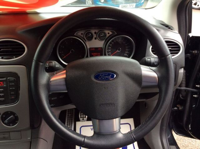 2010 Ford Focus 1.6 Zetec S 5d image 8