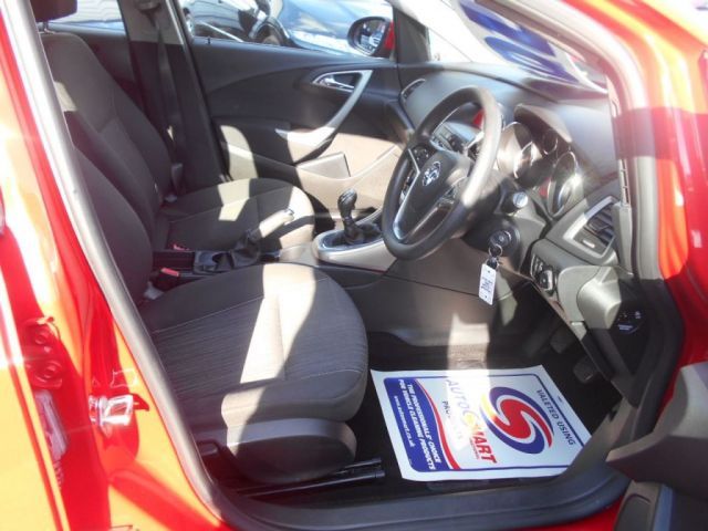 2011 Vauxhall Astra 1.4 5d image 6