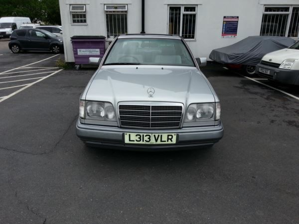 1993 Mercedes-Benz E Class 220 image 1