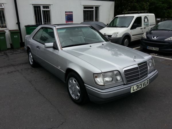 1993 Mercedes-Benz E Class 220 image 2