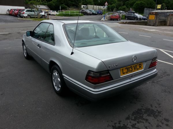 1993 Mercedes-Benz E Class 220 image 4