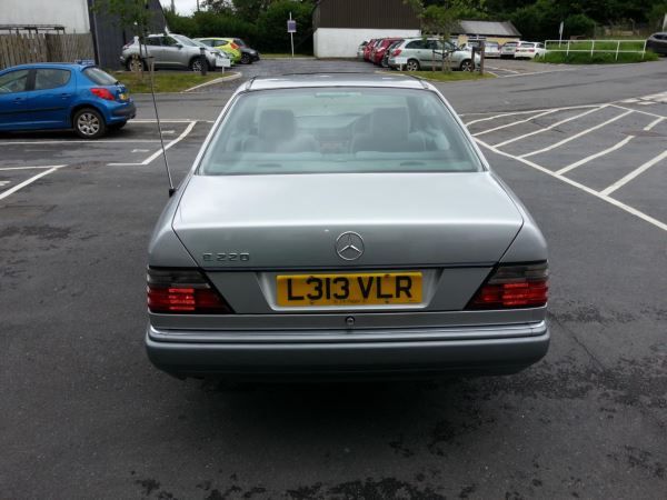 1993 Mercedes-Benz E Class 220 image 5