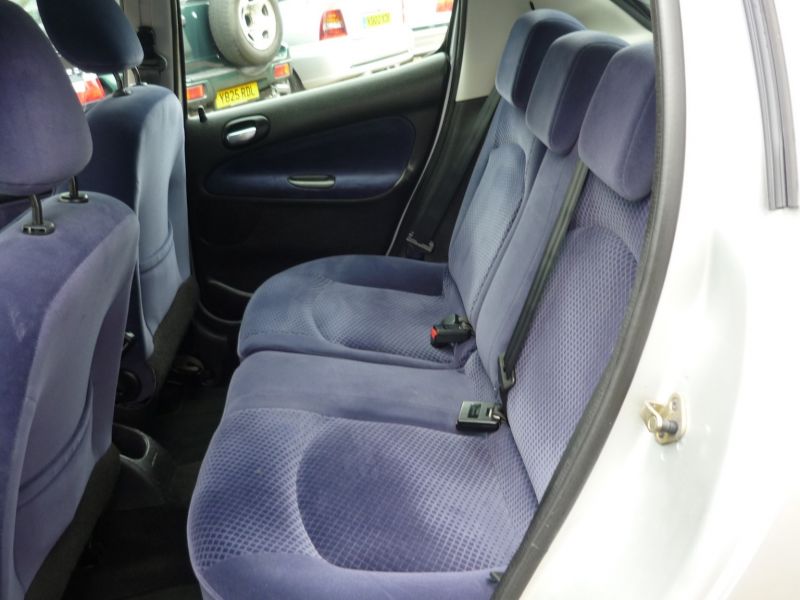 2004 Peugeot 206 SE 5dr image 8