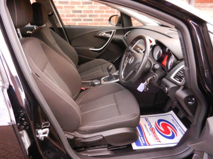 2010 Vauxhall Astra 1.4T 16V 5dr image 6