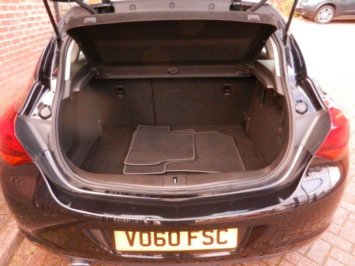 2010 Vauxhall Astra 1.4T 16V 5dr image 9