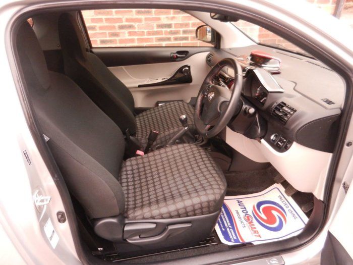 Toyota iQ 1.33 Dual VVT-i 3 3dr image 6