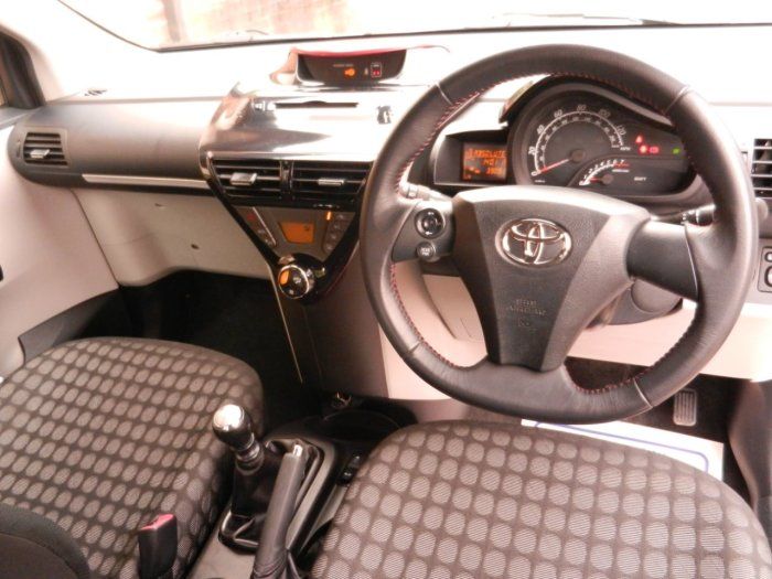 Toyota iQ 1.33 Dual VVT-i 3 3dr image 7