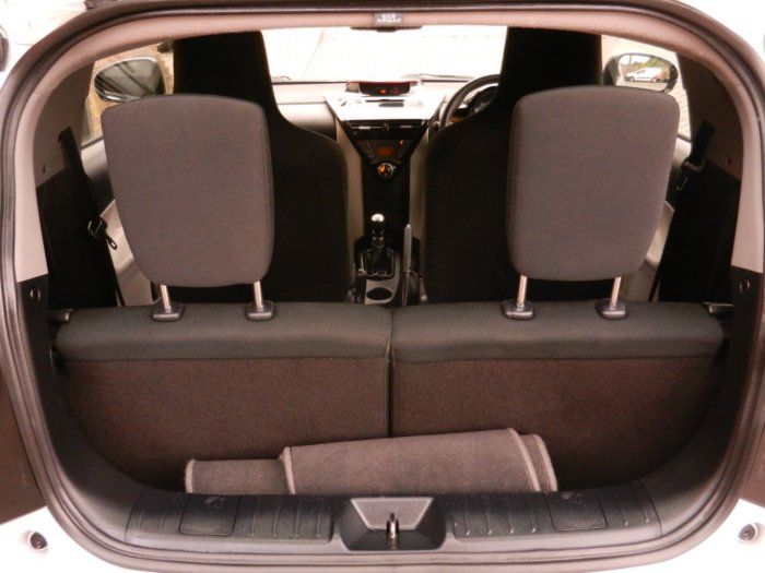 Toyota iQ 1.33 Dual VVT-i 3 3dr image 9