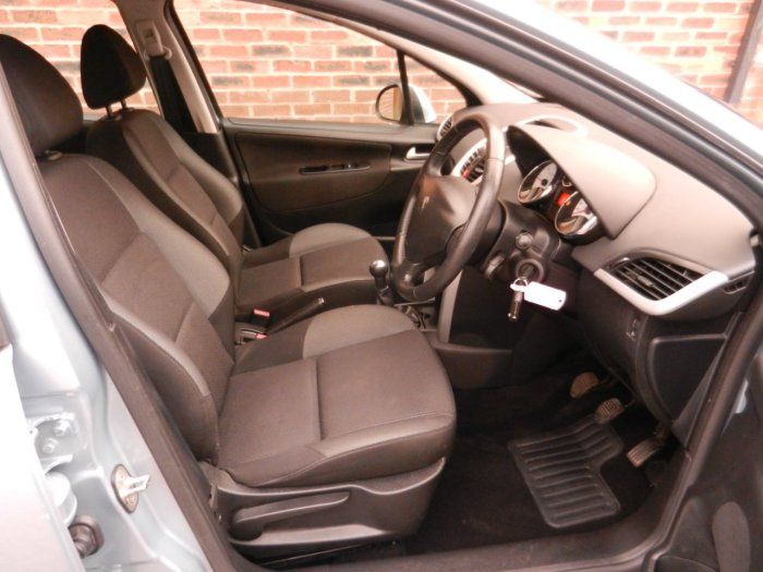 2011 Peugeot 207 1.6 HDi 5dr image 6