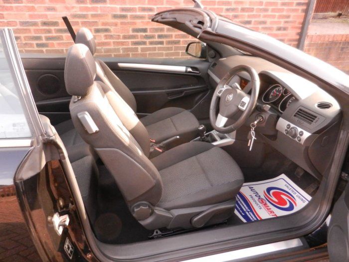 2011 Vauxhall Astra 1.6 16V Sport 2dr image 6