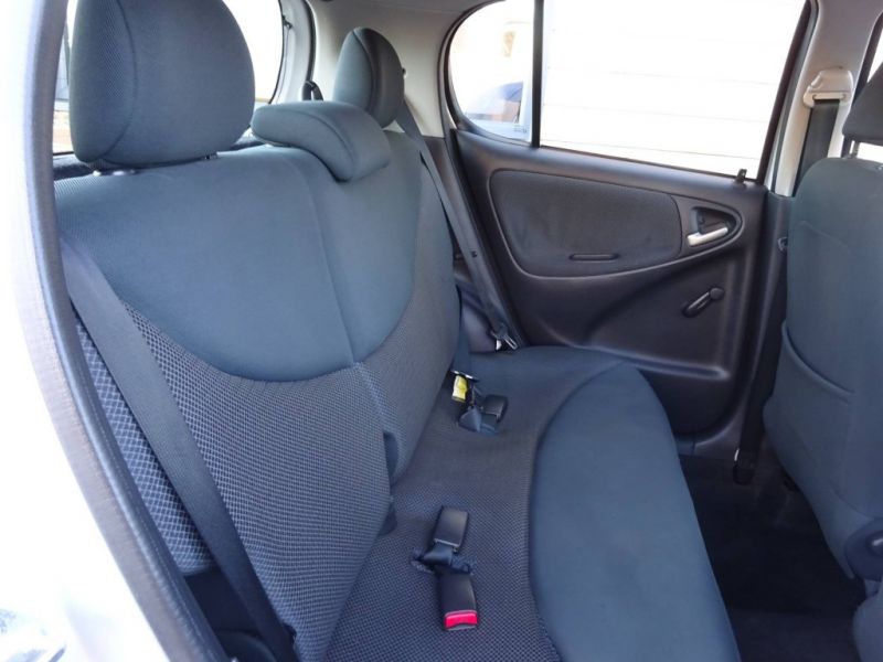 2003 Toyota Yaris 1.3 5dr image 8