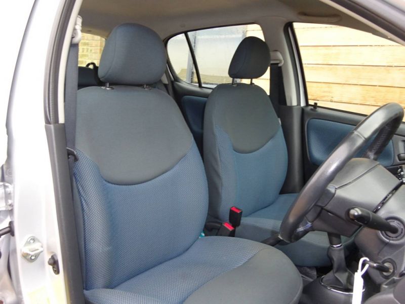 2005 Toyota Yaris 1.3 5dr image 6