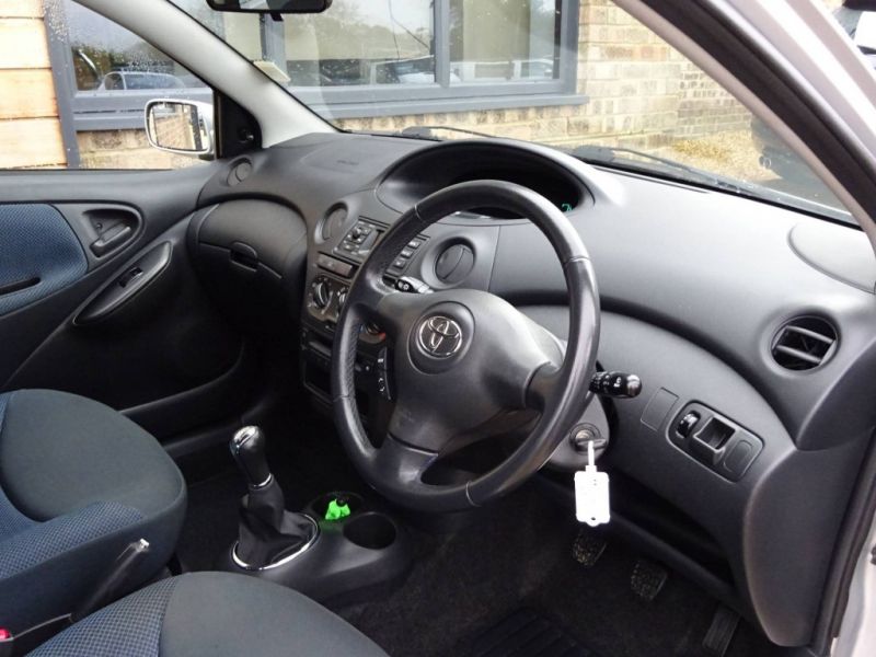 2005 Toyota Yaris 1.3 5dr image 8
