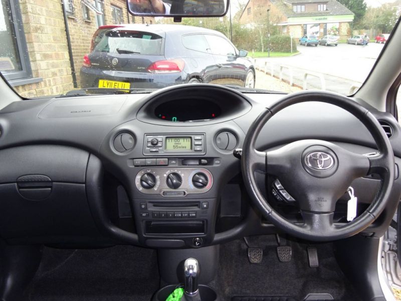 2005 Toyota Yaris 1.3 5dr image 9