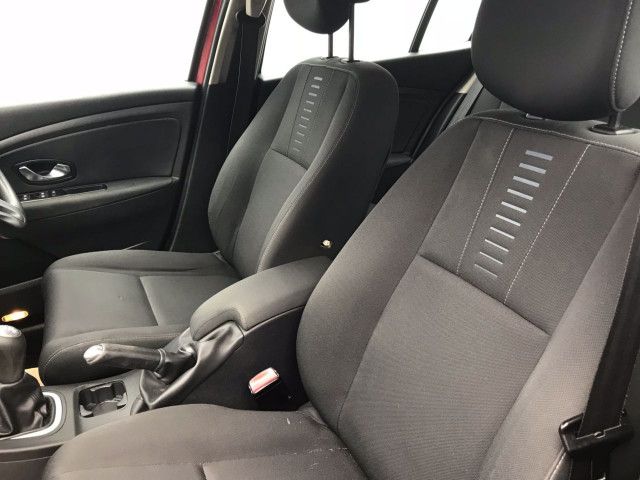 2010 Renault Megane 1.6 5d image 6