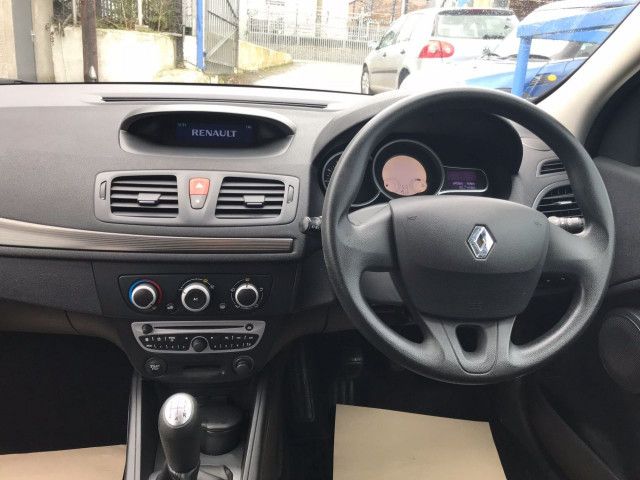 2010 Renault Megane 1.6 5d image 8