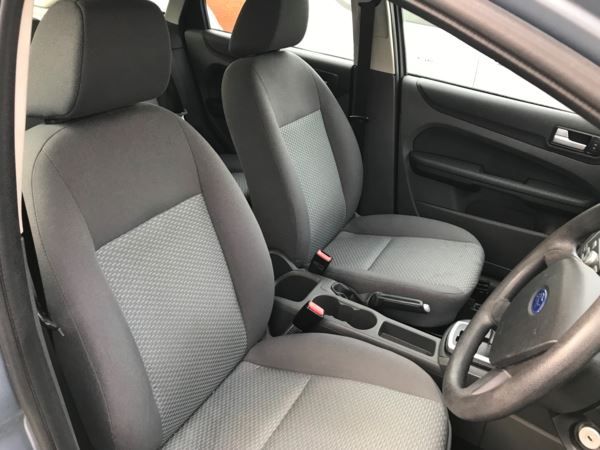 2005 Ford Focus 1.6 LX 5dr image 7