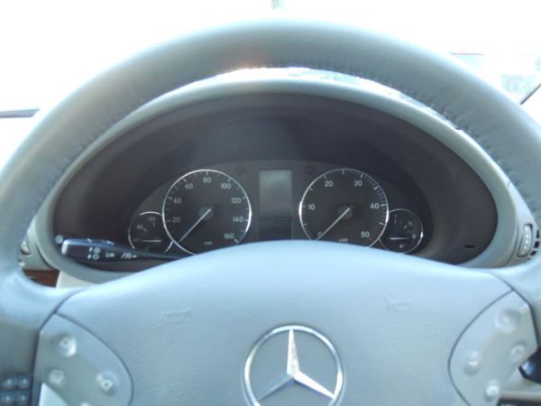2005 Mercedes-Benz C320 SE 4dr image 9