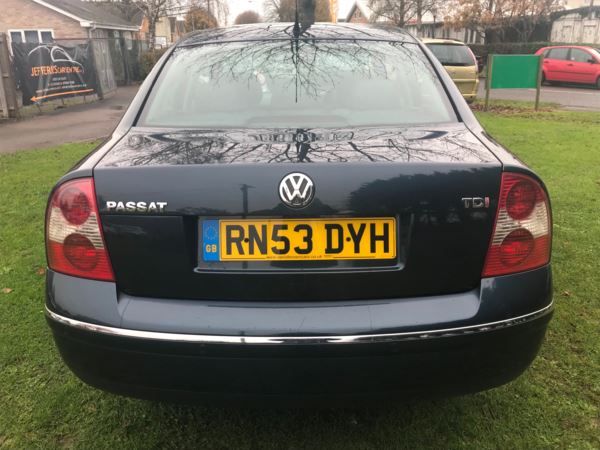 2003 Volkswagen Passat 1.9 TDI 4dr image 2