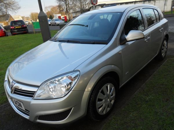 2011 Vauxhall Astra 1.4i 16V 5dr image 1