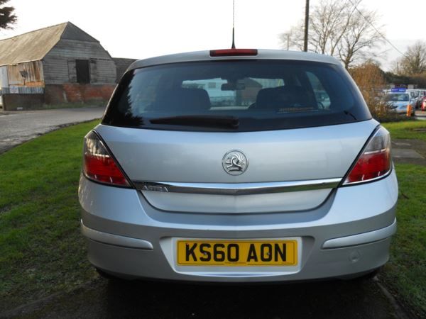 2011 Vauxhall Astra 1.4i 16V 5dr image 4