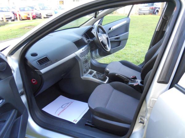 2011 Vauxhall Astra 1.4i 16V 5dr image 6