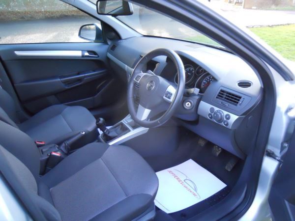 2011 Vauxhall Astra 1.4i 16V 5dr image 8