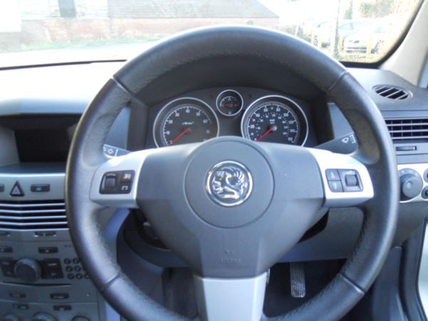 2011 Vauxhall Astra 1.4i 16V 5dr image 9
