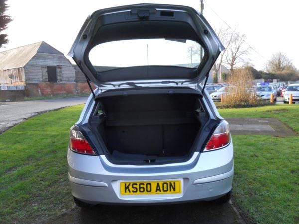 2011 Vauxhall Astra 1.4i 16V 5dr image 10