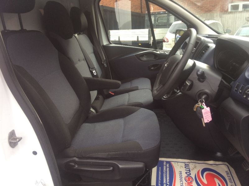 2015 Vauxhall Vivaro 2700 L1H1 CDTI image 9