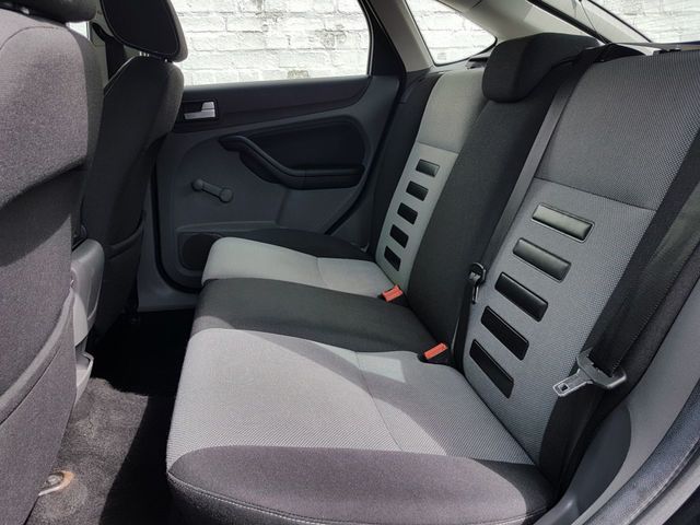 2009 Ford Focus 1.6 Zetec 5d image 8