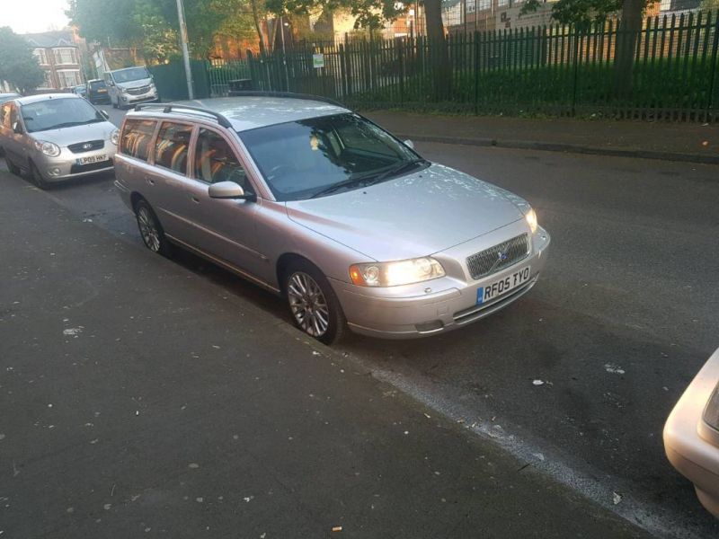 2005 Volvo V70 2.4 5dr image 1