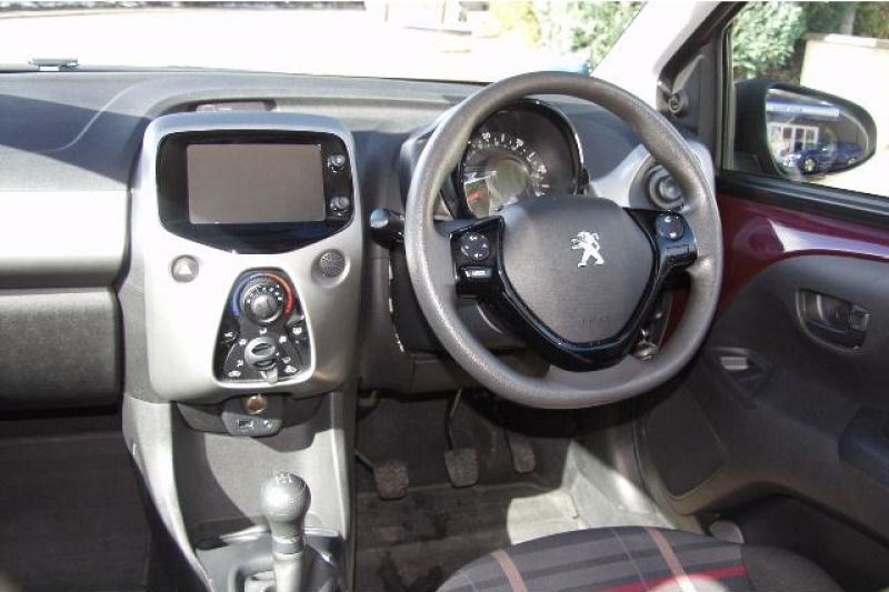 2015 Peugeot 108 1.0 image 11