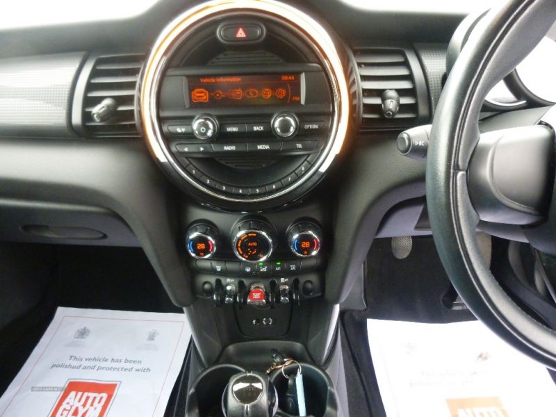 2014 MINI Hatch 1.5 One D 3dr image 8