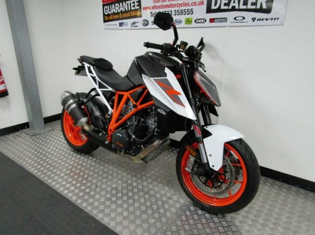 KTM 1290 SUPERDUKE R 17
