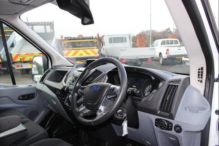 Ford Transit 2.2 TDCi 350 RWD 5dr image 4