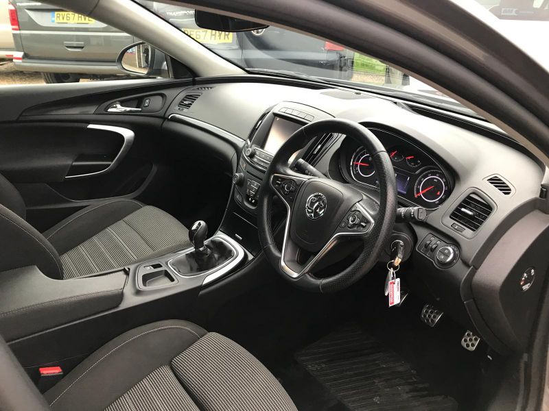 2016 Vauxhall Insignia 1.6 CDTi SRi Nav (s/s) 5dr image 7