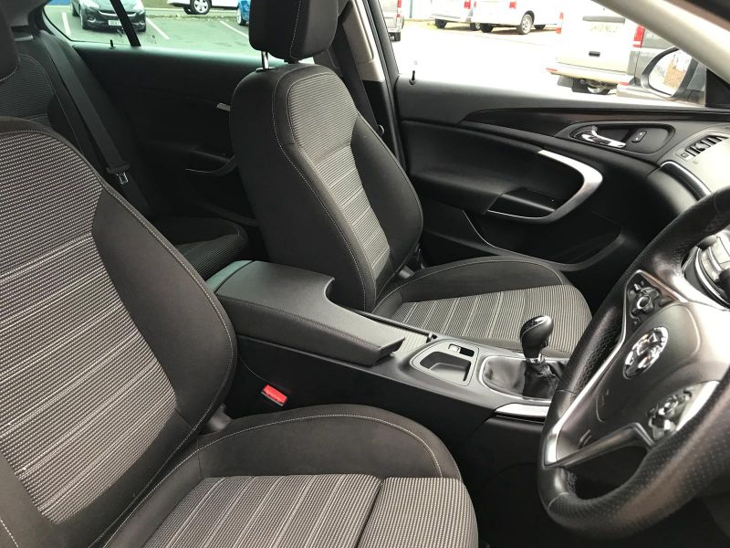 2016 Vauxhall Insignia 1.6 CDTi SRi Nav (s/s) 5dr image 8