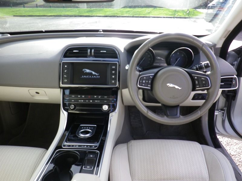 2015 Jaguar XE 2.0 4dr image 9