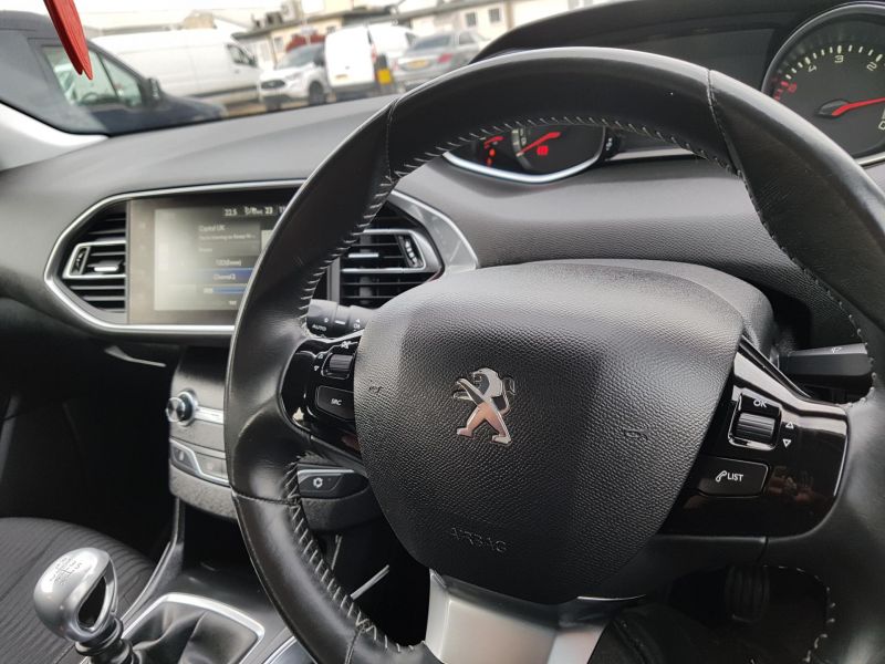 2015 Peugeot 308 1.6 HDi 5dr image 8