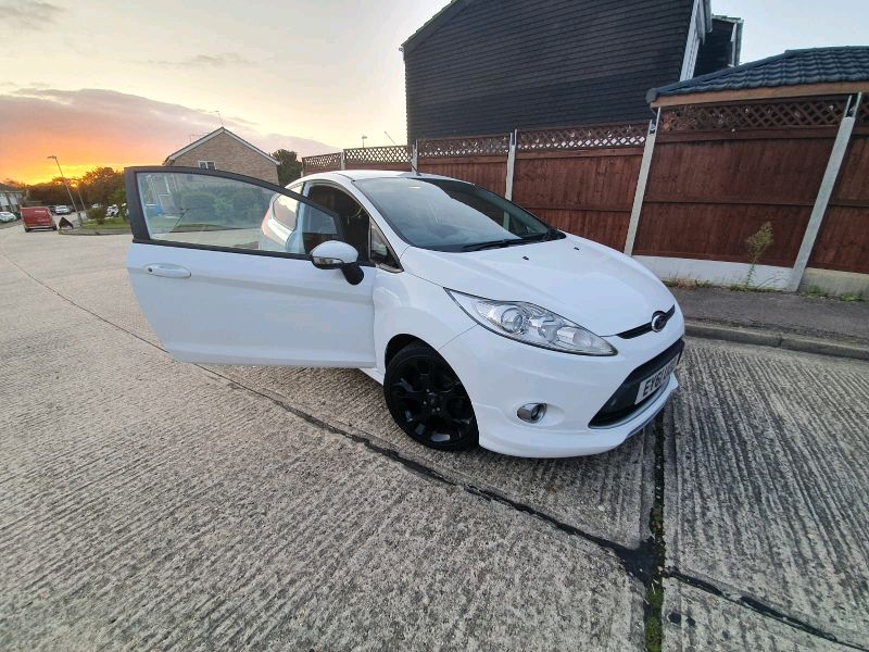 2011 Ford Fiesta 1.6 image 1