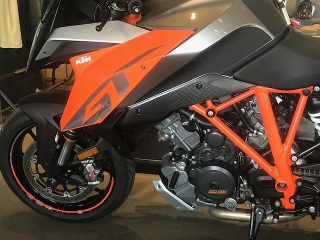 2016 KTM 1290 1301cc 1290 Superduke Gt image 3